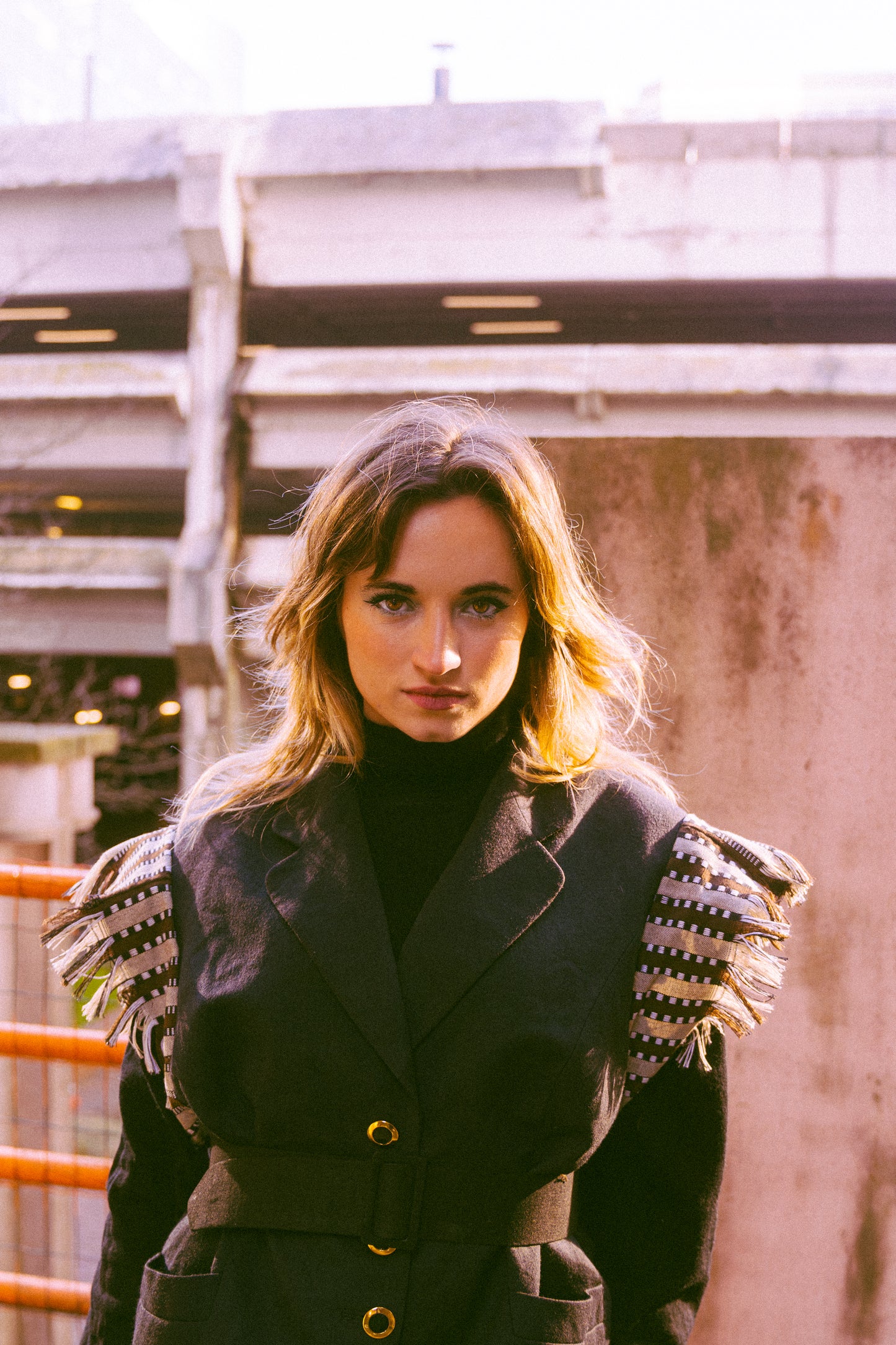 Veste noire à épaulettes